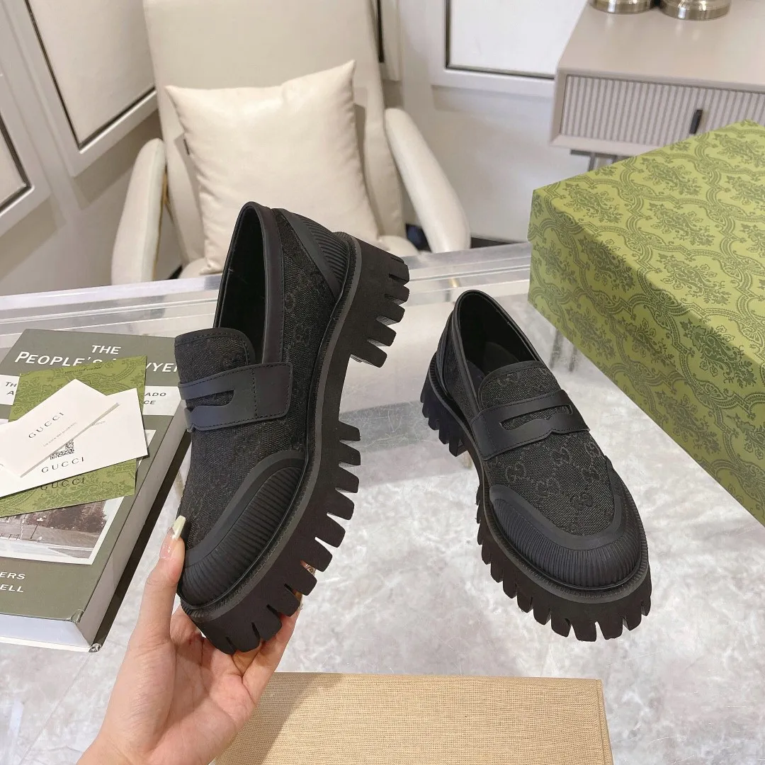 👟👟Ex-factory price 520👟👟 New GG loafers for spring and autumn. Gucci shoes cleverly use unique design elements to inject fresh vitality into the collection design. Crafted from camel and ebony GG canvas, these stylish unisex loafers feature a new interpretation of the brand's classic monogram pattern for the new season. Camel and ebony GG canvas/imported silk cowhide surface, imported silk cowhide lining, same style for men and women, black leather and rubber piping, EVA rubber sole, low heel, 4.5cm heel height, female size: 35#~42#, male size: 39#~47#, Italian creation